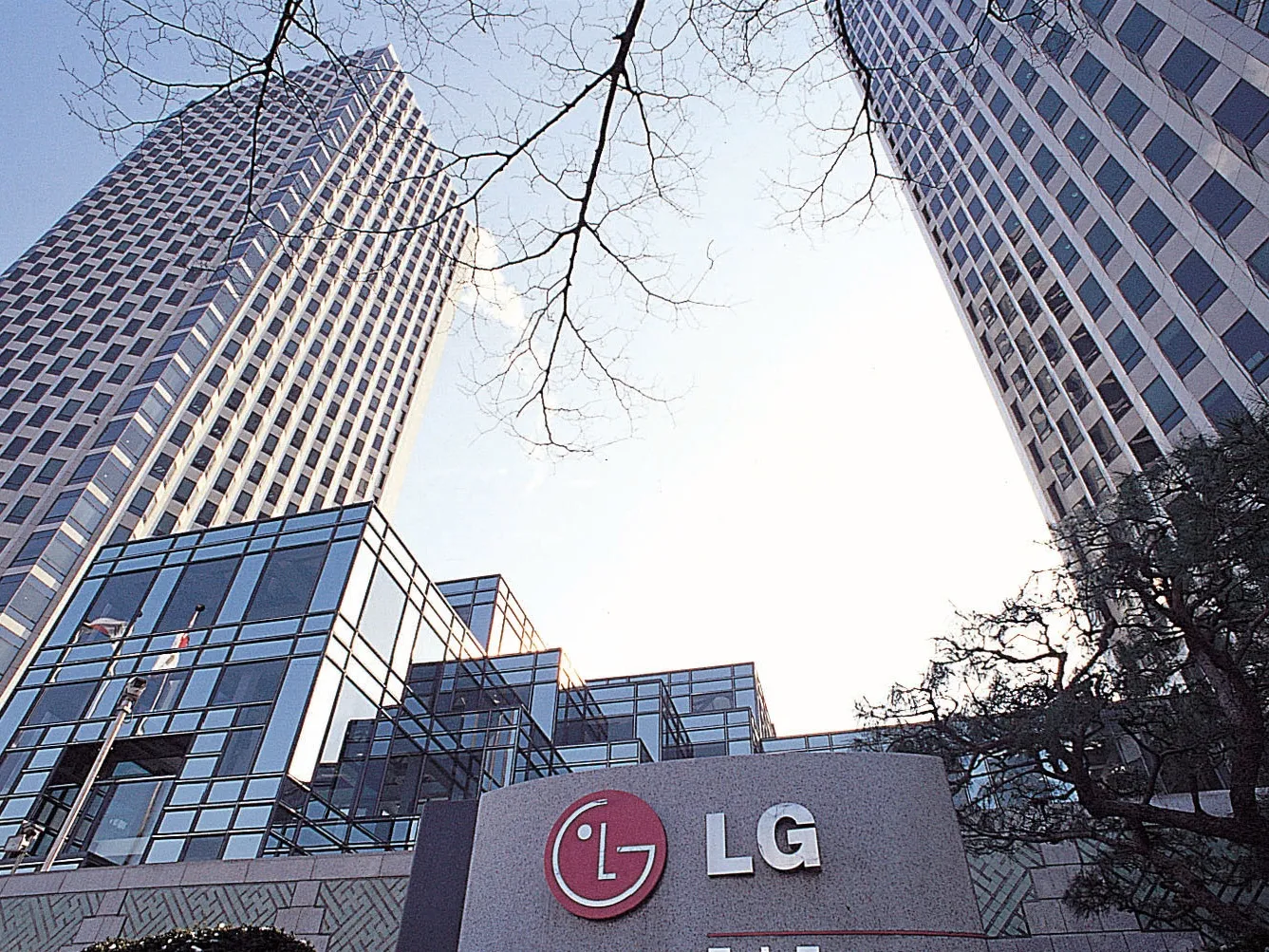 LG Electronics says to invest in robot technology