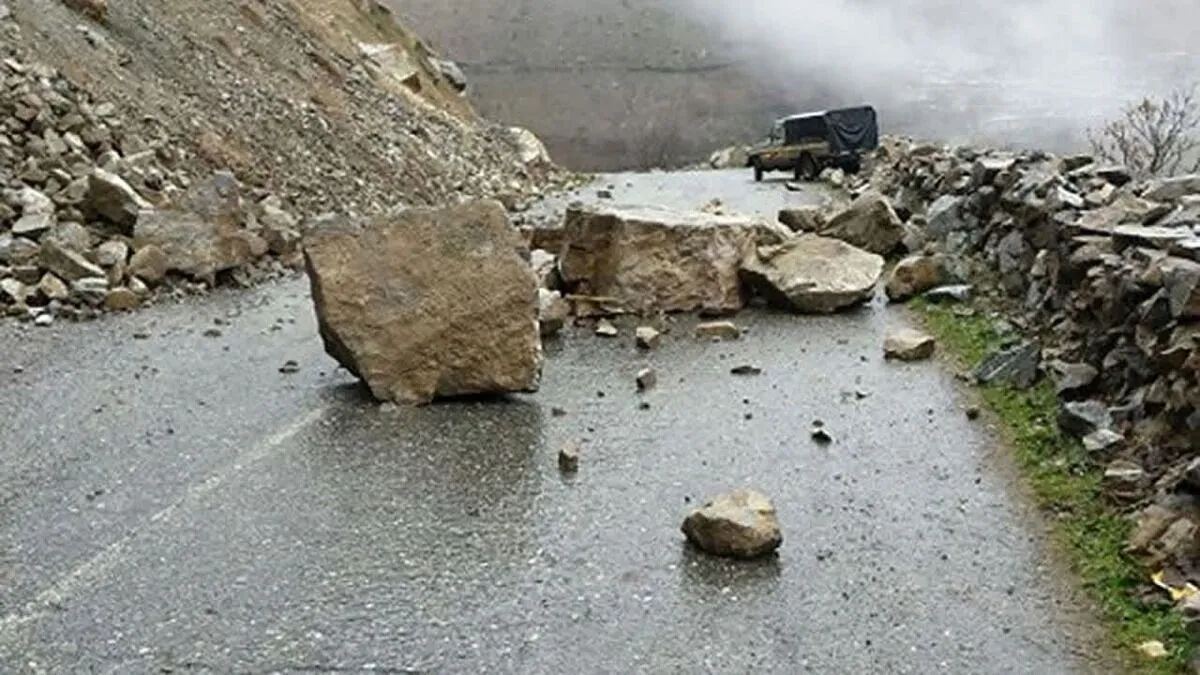 ریزش سنگ درجاده هراز