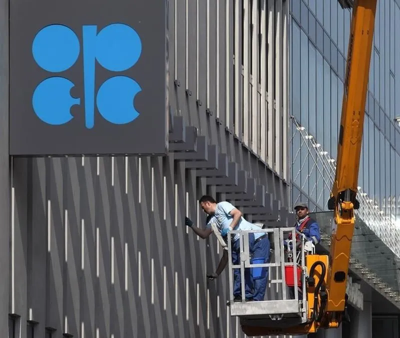 Saudi Arabia and Russia Signal Oil-Cuts Extension Into 2018