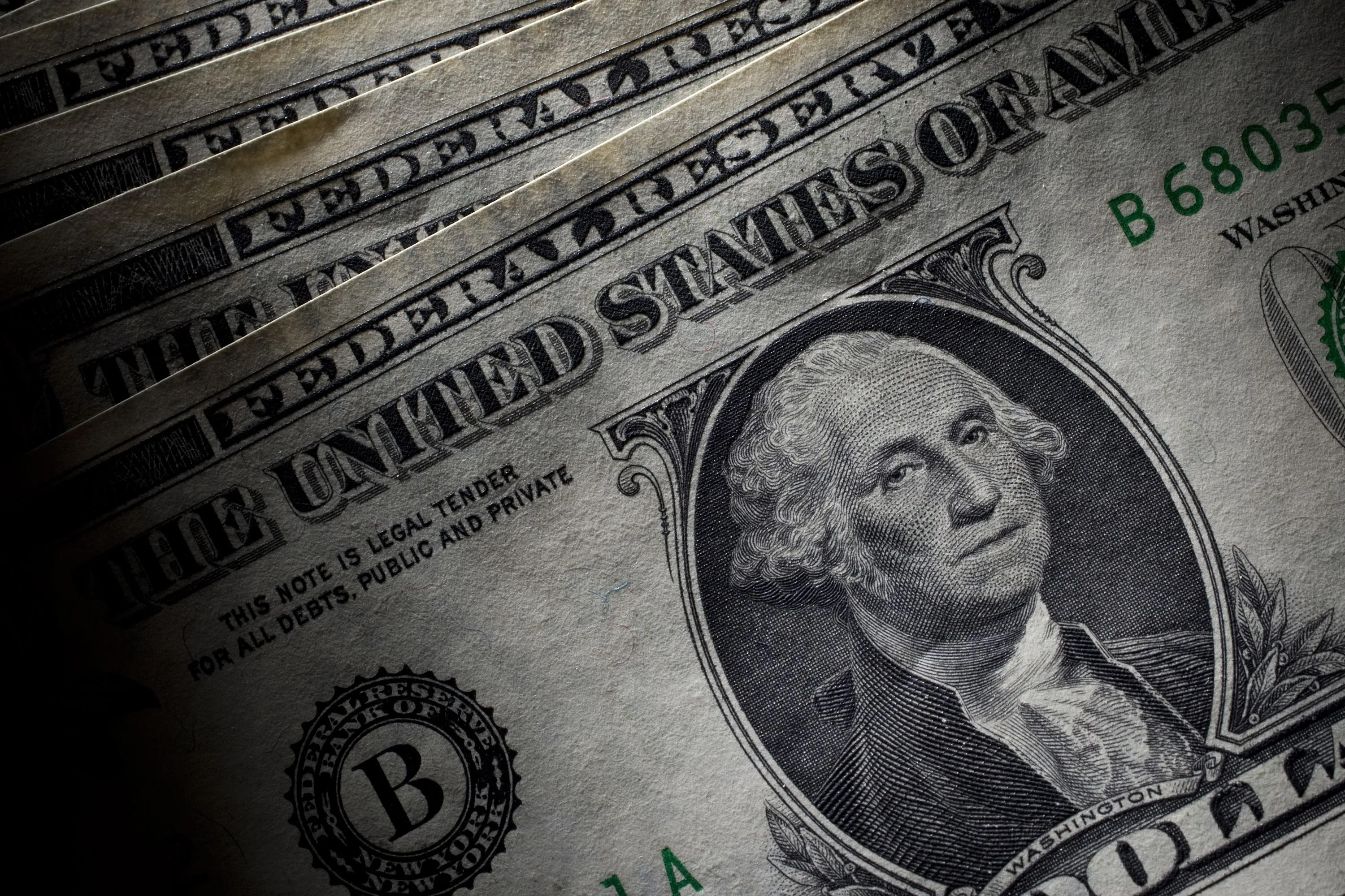 Dollar at seven-week low as Fed minutes show little support for rate rise