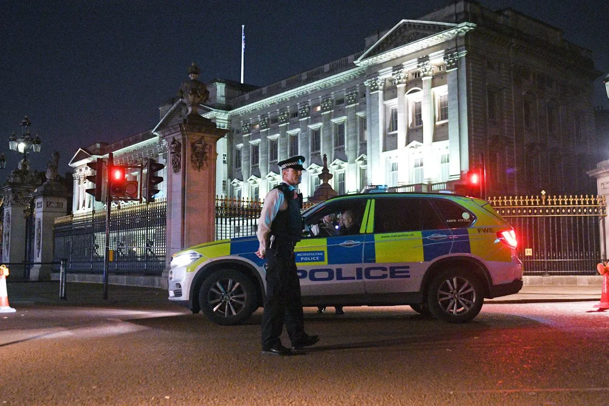 Sword-Wielding Terrorist Attacks Officers Near Buckingham Palace
