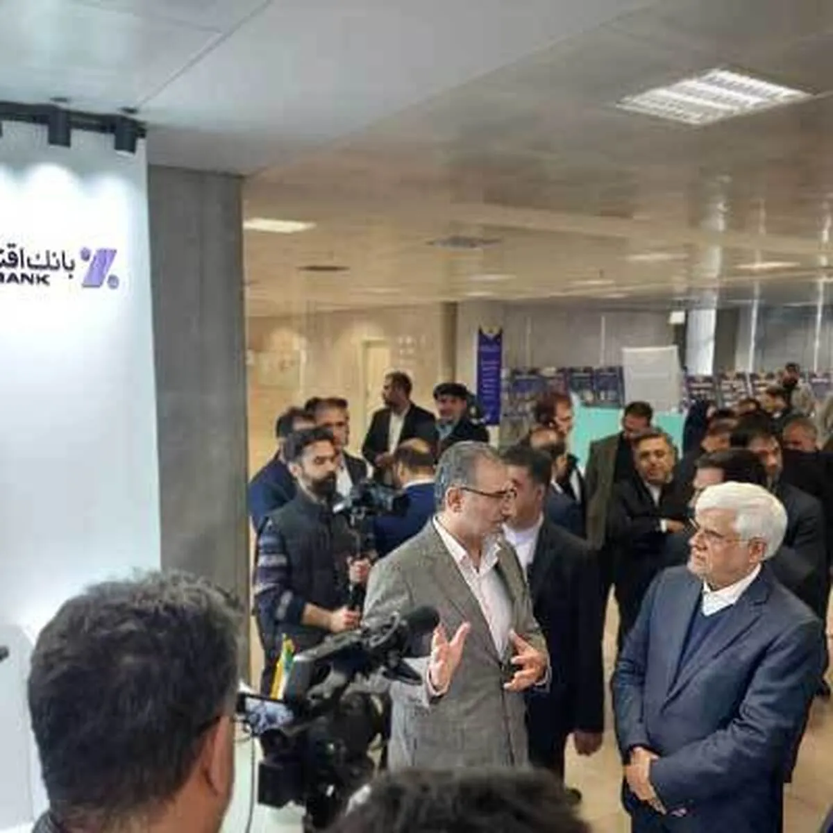 بازدید معاون اول رئیس‌جمهور از غرفه بانک اقتصاد نوین در نمایشگاه توانمندی‌های تولید داخل 2020