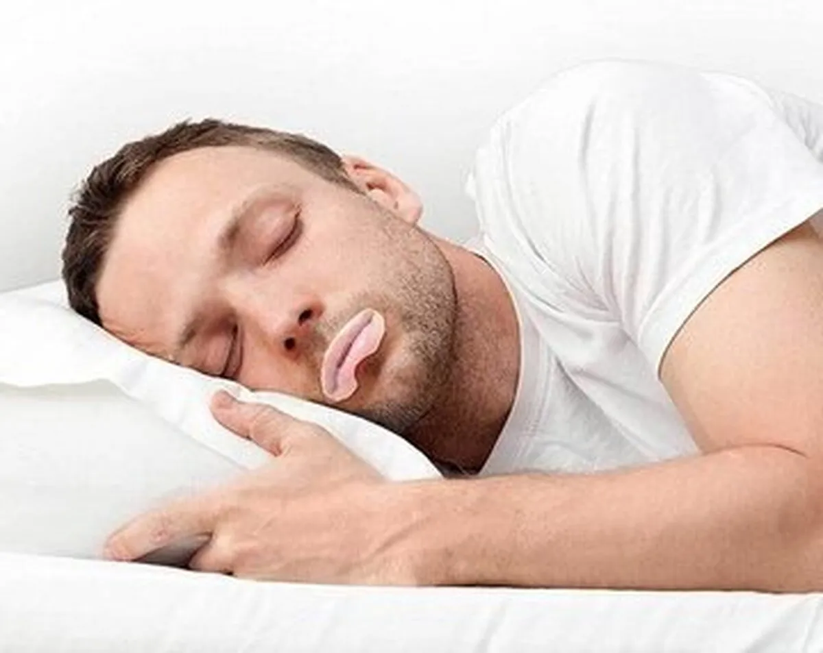 چسب زدن به دهان هنگام خواب؛ خوب یا بد؟