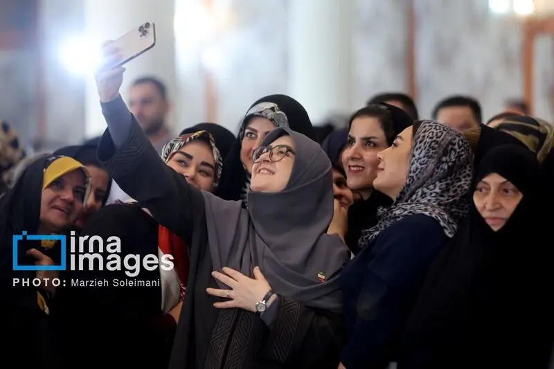 سلفی جالب همسر عراقچی و دختر پزشکیان با سخنگوی دولت+ عکس