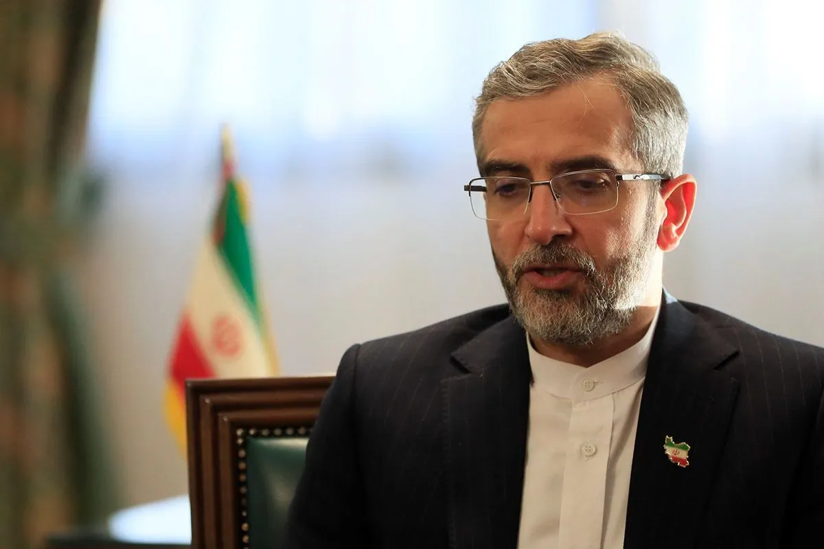 قاب متفاوت از تشییع رهبر شهید/ حضور علی باقری‌کنی با تصویر برادر شهیدش مصباح‌الهدی باقری‌کنی