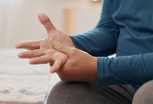 خشک‌شدن و سفتی دست‌ها در صبح نشانه چیست؟