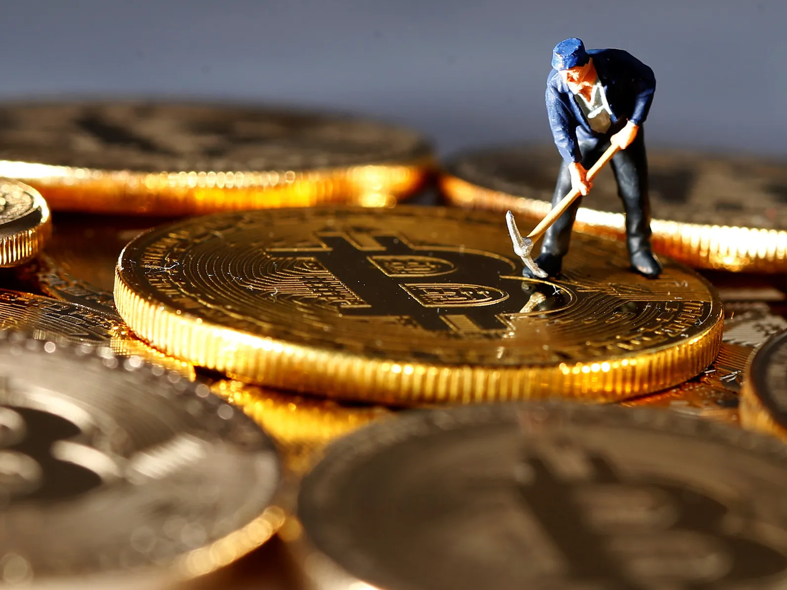 Bitcoin Trembles at $10,000 Level, Pares Gains With Rival Coins