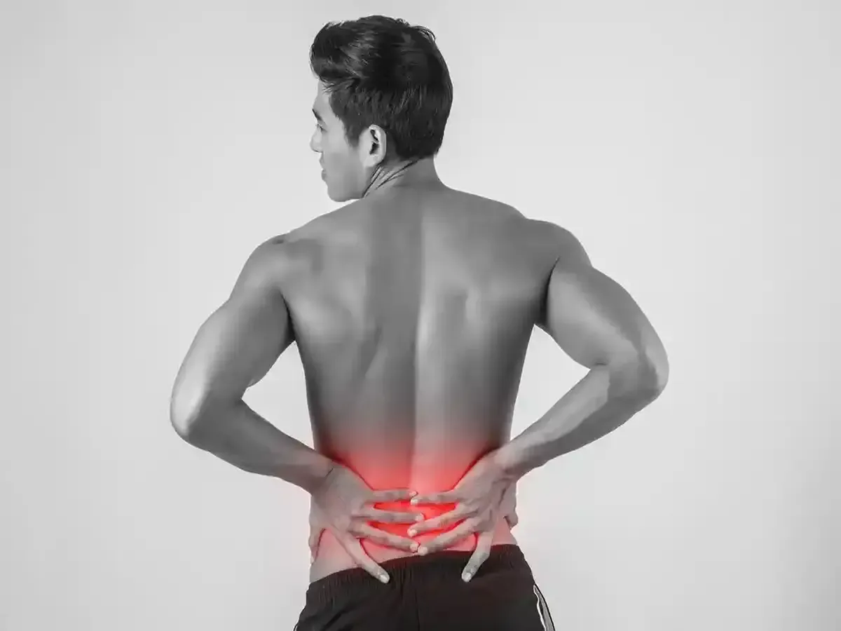 شکستن قولنج با حوله/ هشدار درباره خطرات ستون فقرات