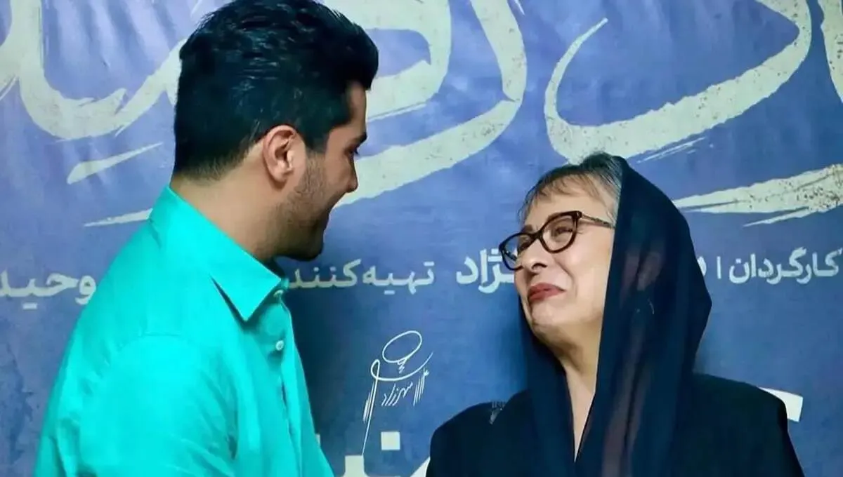 بوسه جنجالی سینا مهراد بر دستان آزیتا حاجیان / نسبت خانوادگی سینا مهراد و آزیتا حاجیان چیست؟ + عکس