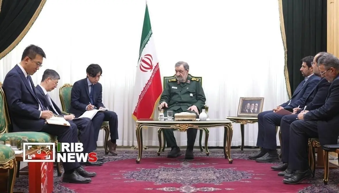 پوشش جالب محسن رضایی در اولین دیدار با سفیر چین / آیا این لباس پیامی دارد؟