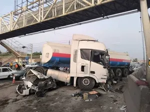 حادثه در محور یاسوج-اصفهان/تریلی ۱۲ خودرو را به کام تصادف کشاند