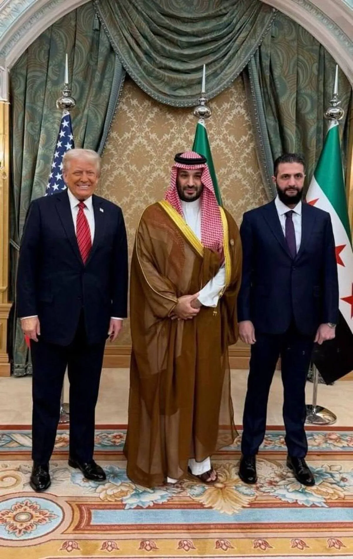 ملاقات تاریخی ترامپ و جولانی/ اولین دیدار یک رئیس جمهور آمریکایی و سوری از سال ۲۰۰۰ میلادی + عکس