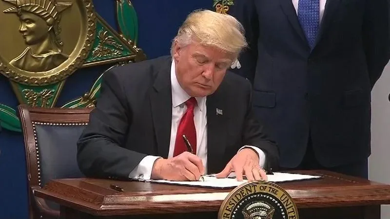 Some airlines board barred passengers after blow to Trump travel ban