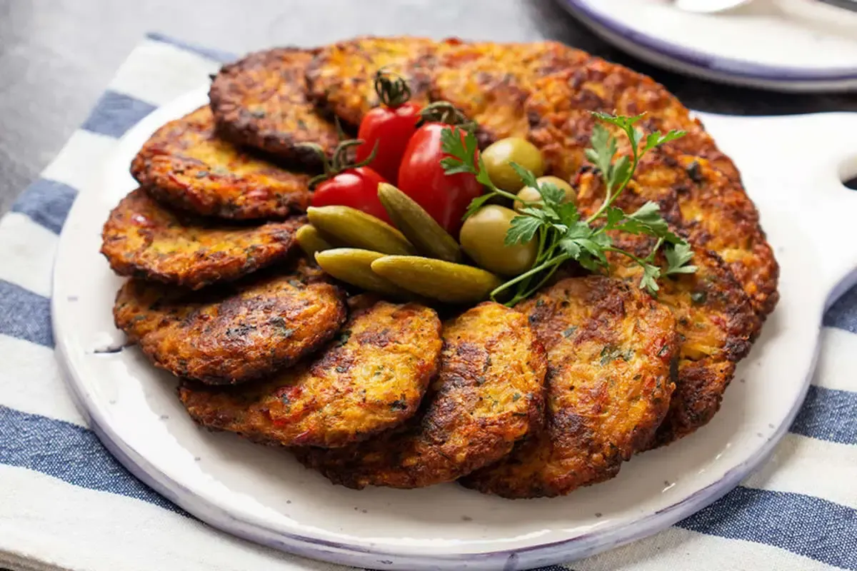 طرز پخت کوکوی مرغ و پیازچه؛ افطاری ساده و مقوی
