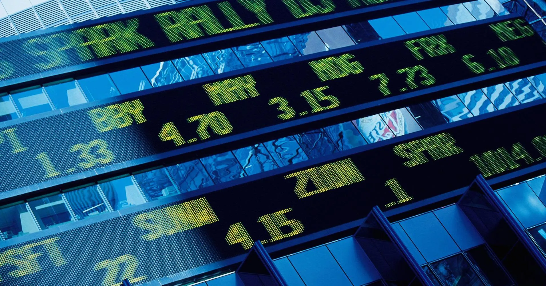 Futures flat as minutes show Fed divided over rate
