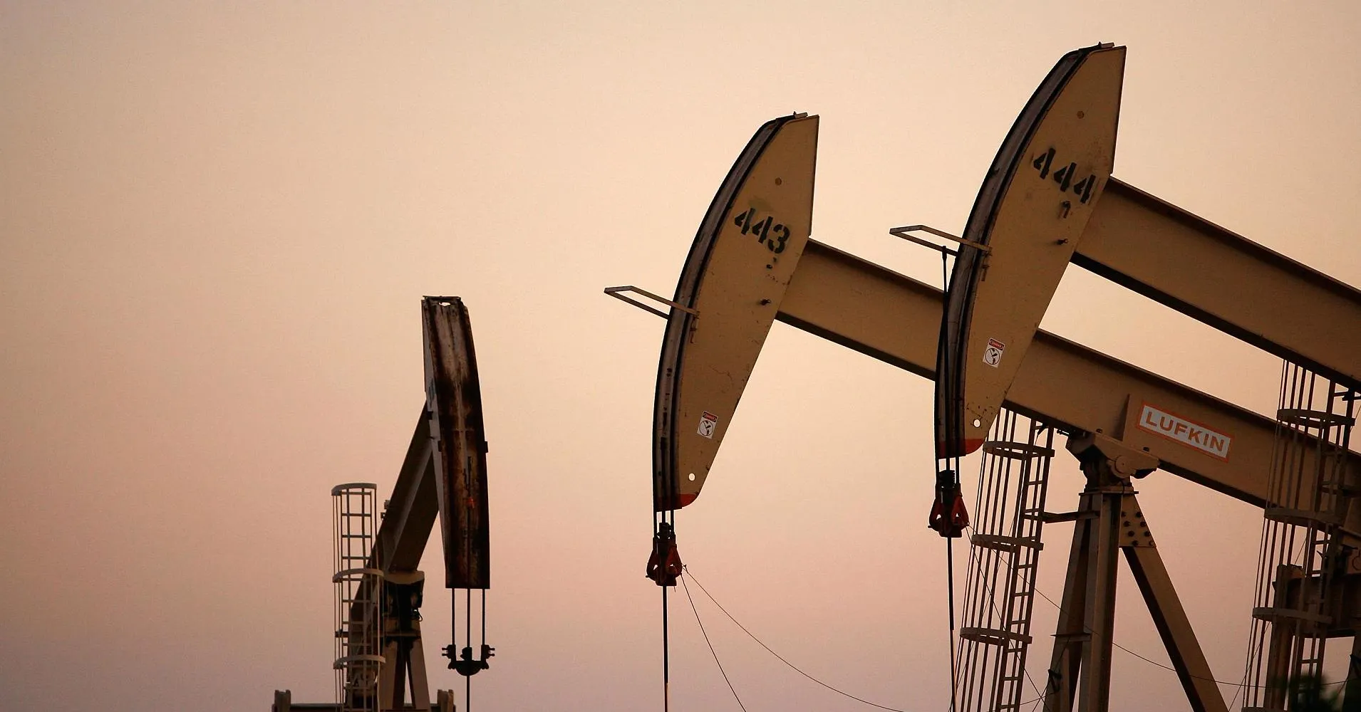 Oil rises on U.S. crude inventory draw, falling Chinese output