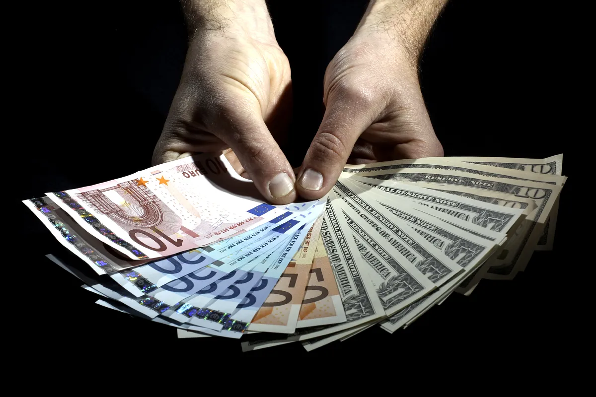Currencies Gripped by Political Risk, Oil Slumps