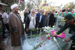قبور شهدای فارس گلباران شدند