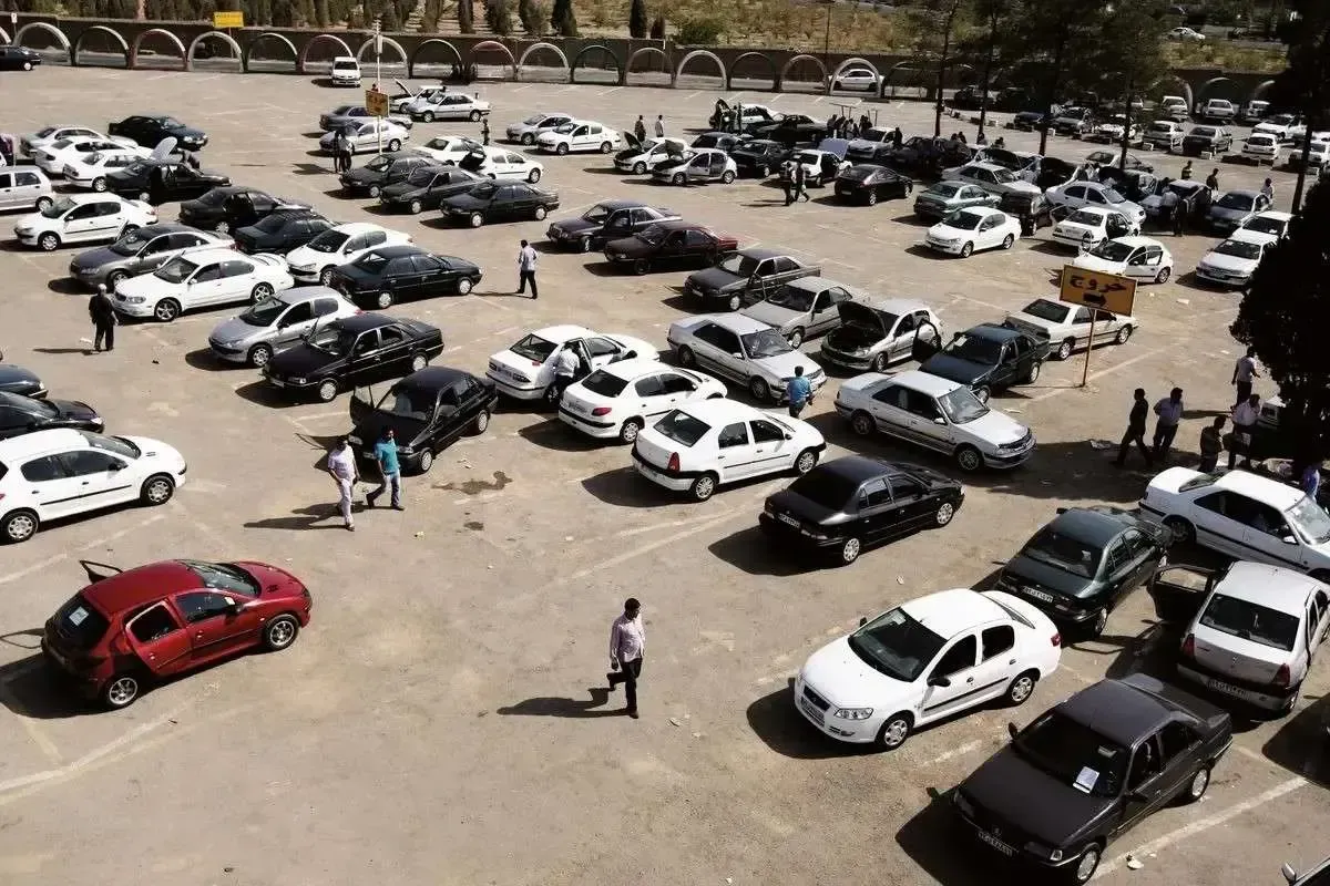 بازار خودرو روی دنده معکوس/ ریزش ۳۰۰ میلیون تومانی قیمت‌ها در ۳ هفته + جدول