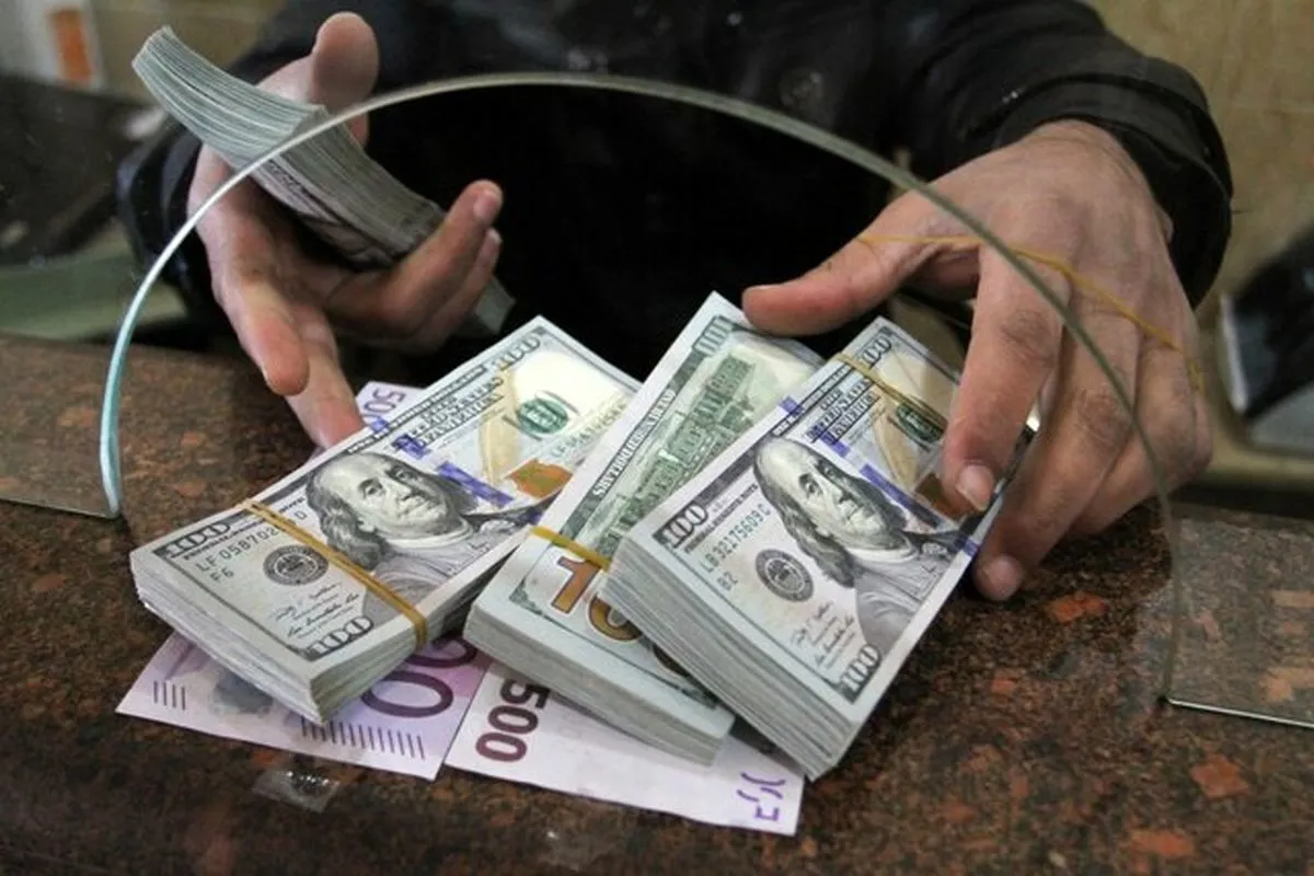 فروش دلار توسط شعب برخی بانک‌ها / بانک مرکزی پس از شوک قیمتی به بازار دست به کار شد