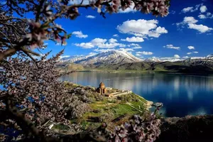 راز دریاچه‌ای که موهای شناگران را طلایی می‌کند!+فیلم