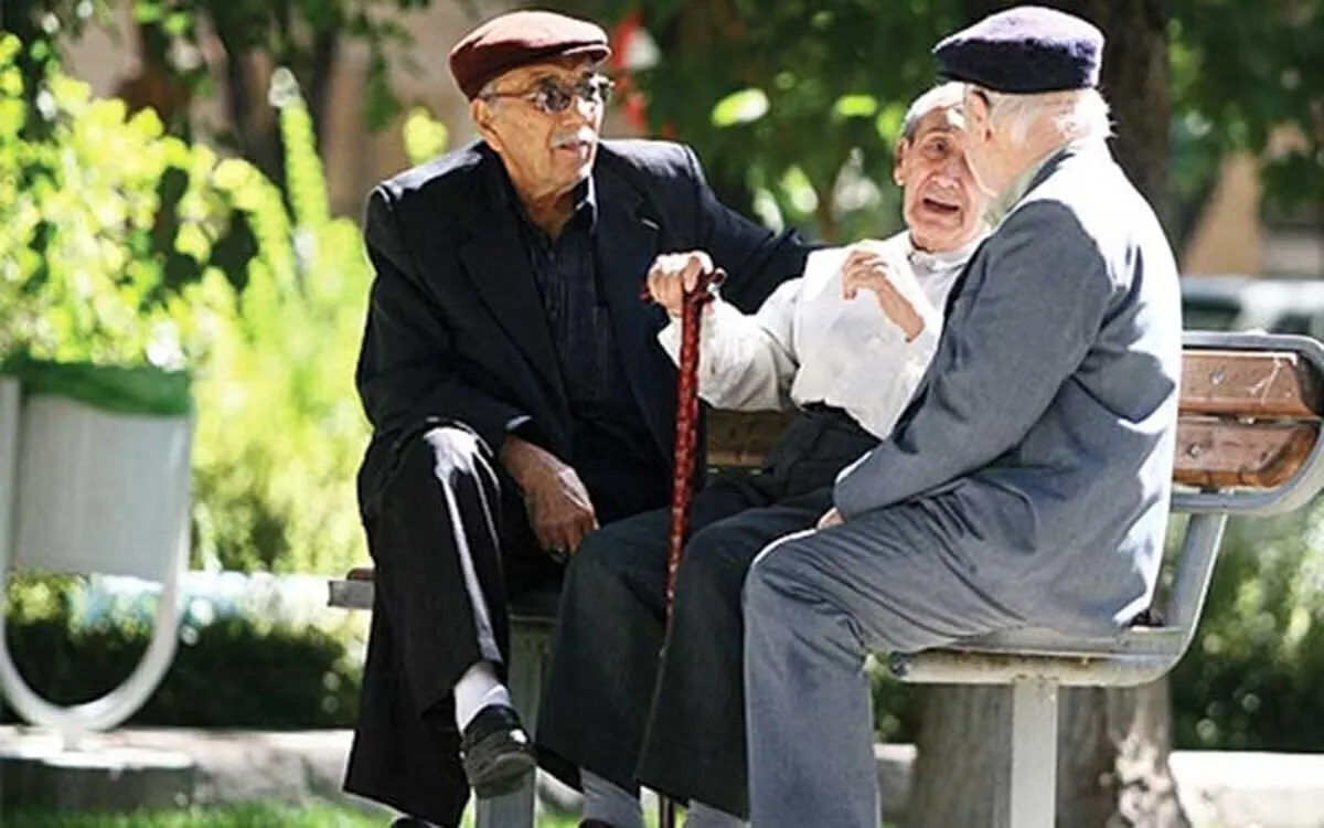 تجمع اعتراضی بازنشستگان فروشگاه‌های رفاه مقابل دفتر مرکزی شرکت + عکس