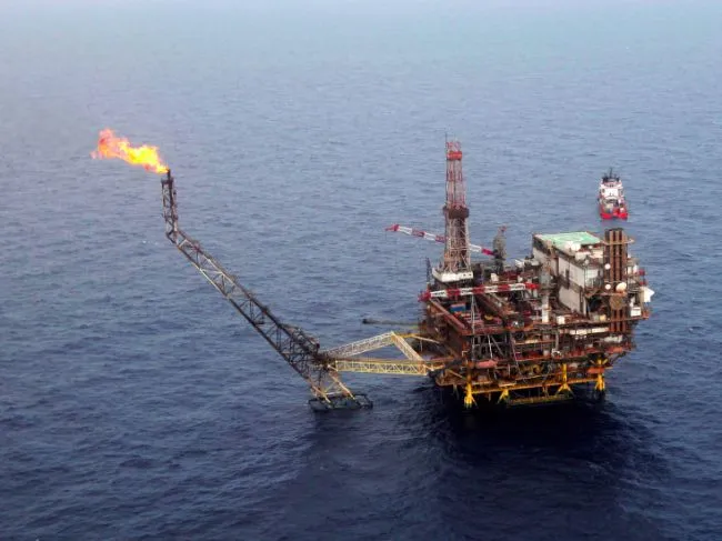 Oil prices fall as U.S. rig count stokes oversupply worries