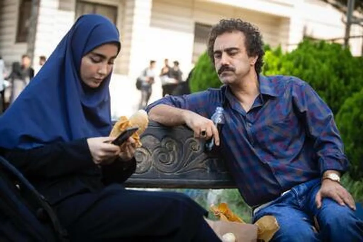 نوید محمد زاده در حال تماشای پایتخت در ماشین+ فیلم