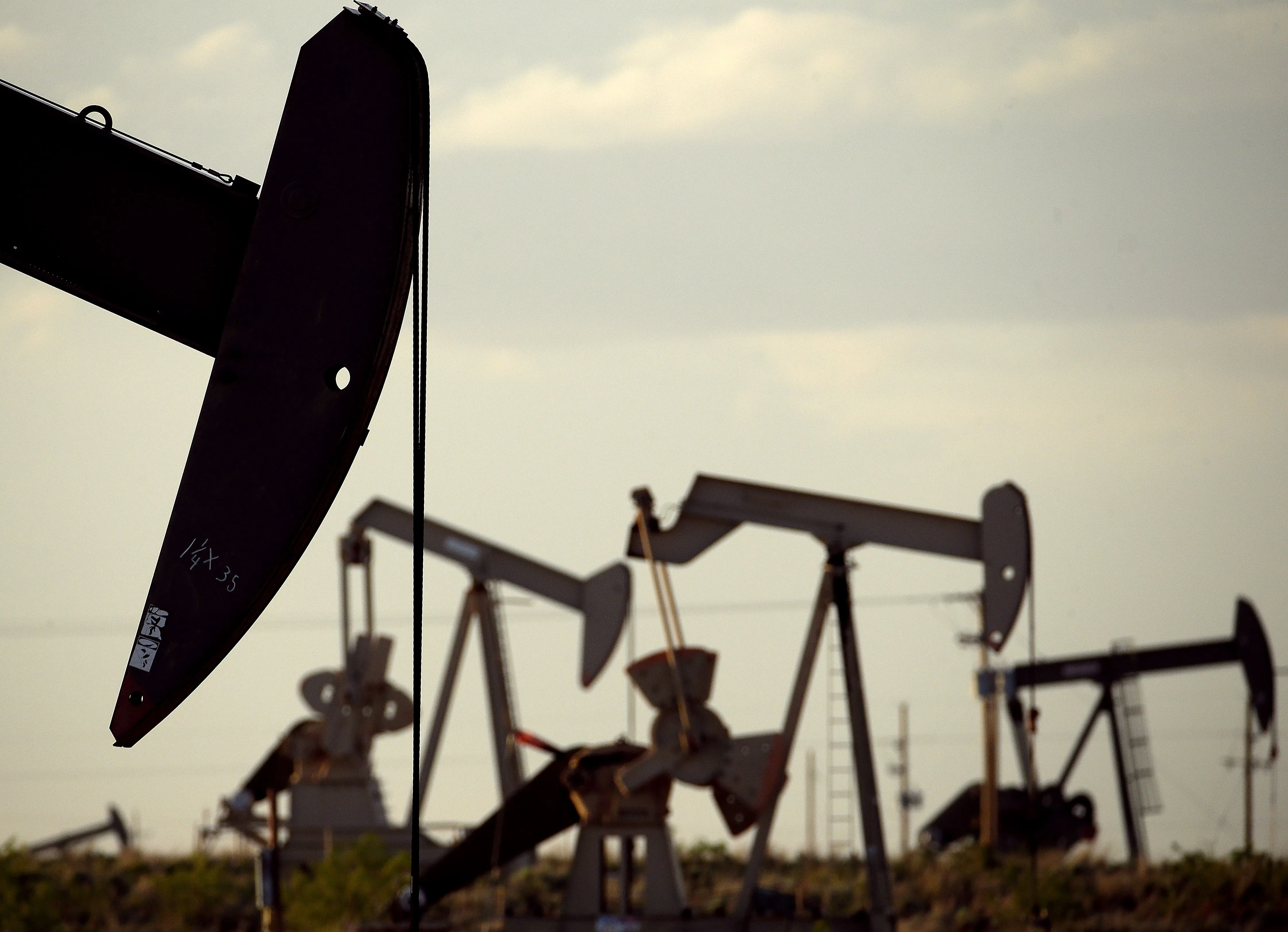 Oil Drops as U.S. Adds Drill Rigs While Iran Seeks Export Boost