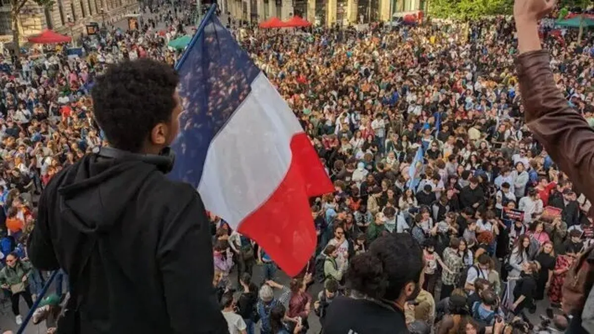 ماکرون از سیاست کناره‌گیری می‌کند