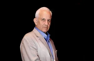 Iranian professor receives Int’l award