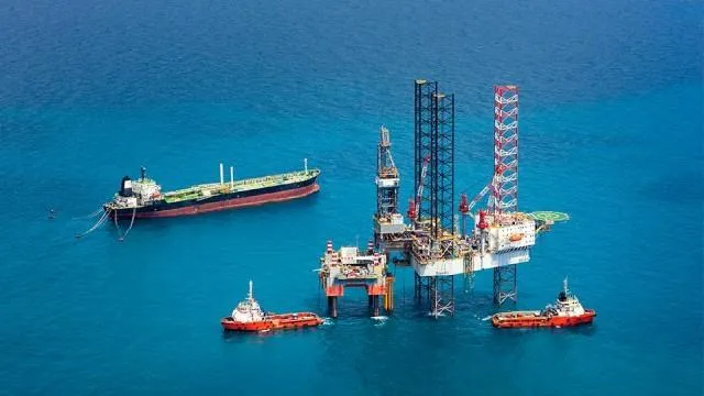 Oil prices edge up on expectations of tightening supplies