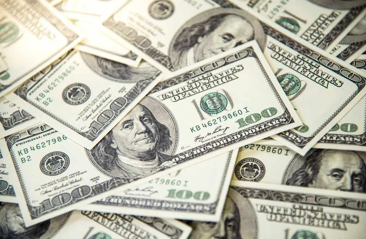 سقوط تاریخی شاخص دلار آمریکا؛ معامله‌گران منتظر کاهش‌ بیشتر نرخ بهره