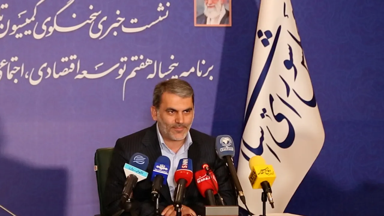 کمیسیون تلفیق مخالف برداشته شدن منابع از جیب کارگران و بازنشستگان است