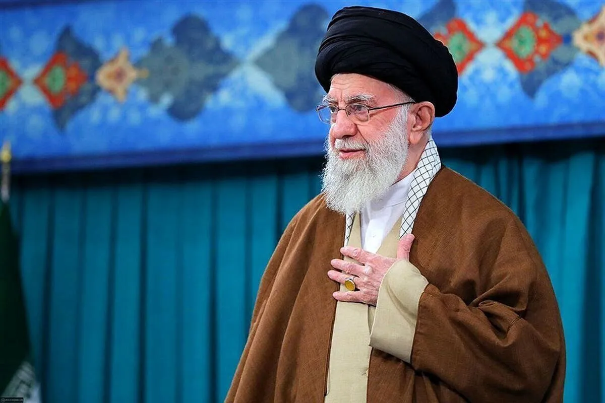 حضور رهبر انقلاب با گان پزشکی در اتاق عمل یک بیمارستان صحرایی+ فیلم