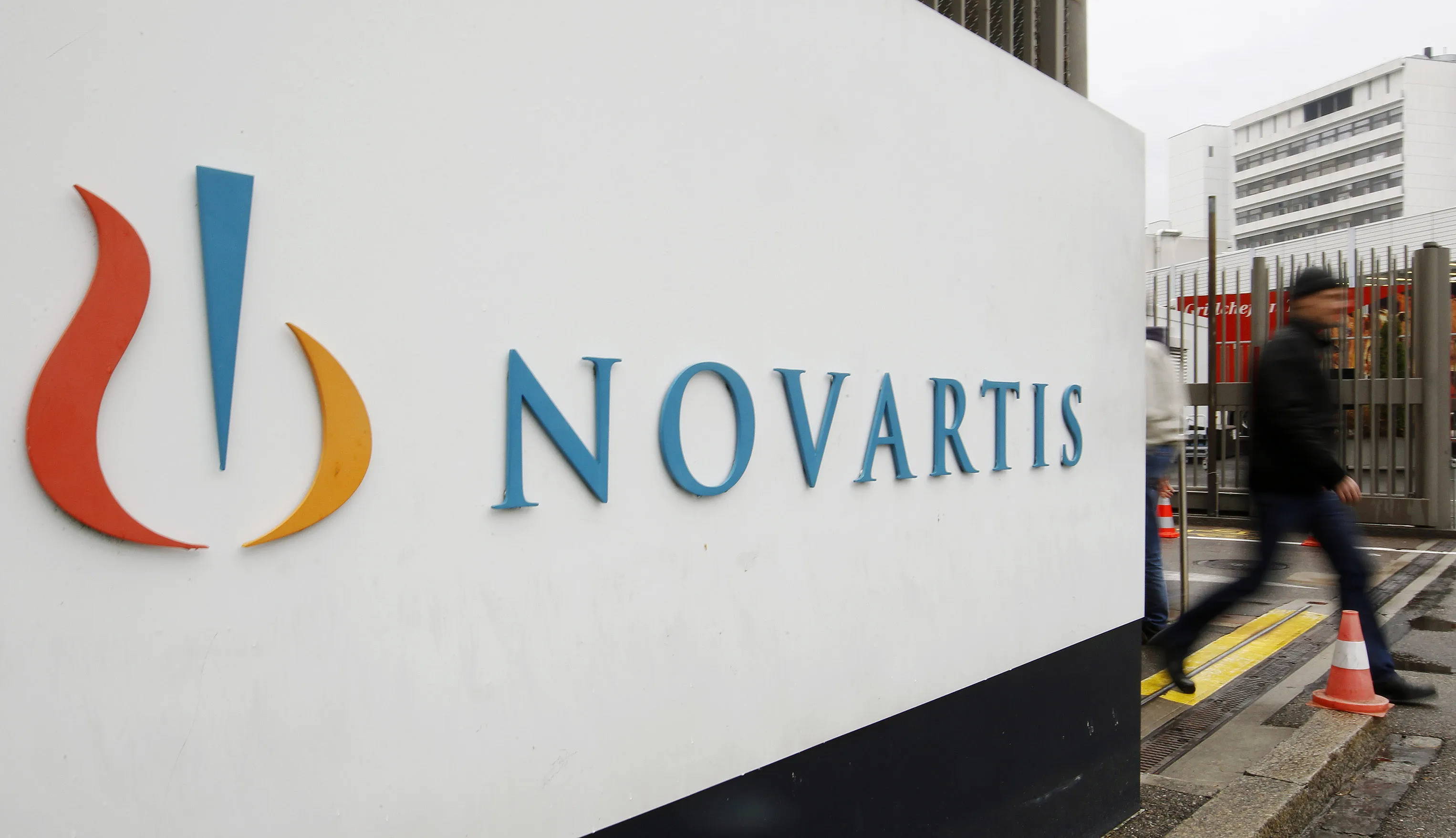 Novartis backs off from 2016 date for testing Google autofocus lens