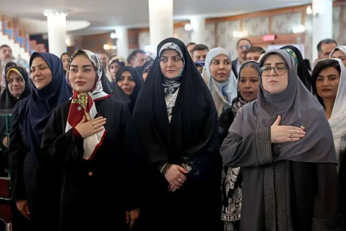 سلفی جالب همسر عراقچی و دختر پزشکیان با سخنگوی دولت+ عکس