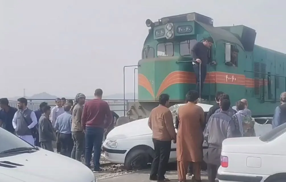 برخورد لوکوموتیو راه آهن زاهدان با خودرو + فیلم