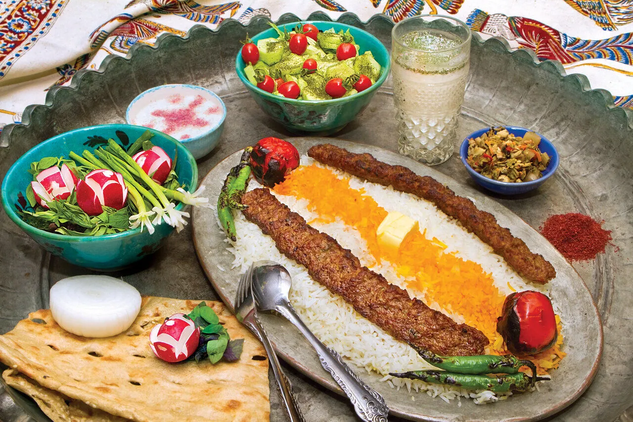 قیمت‌های عجیب چلو کباب در یک رستوران قدیمی + عکس