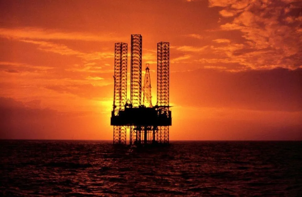 Oil Pares Monthly Gain as U.S. Rigs Offset Iran-Deal Risk