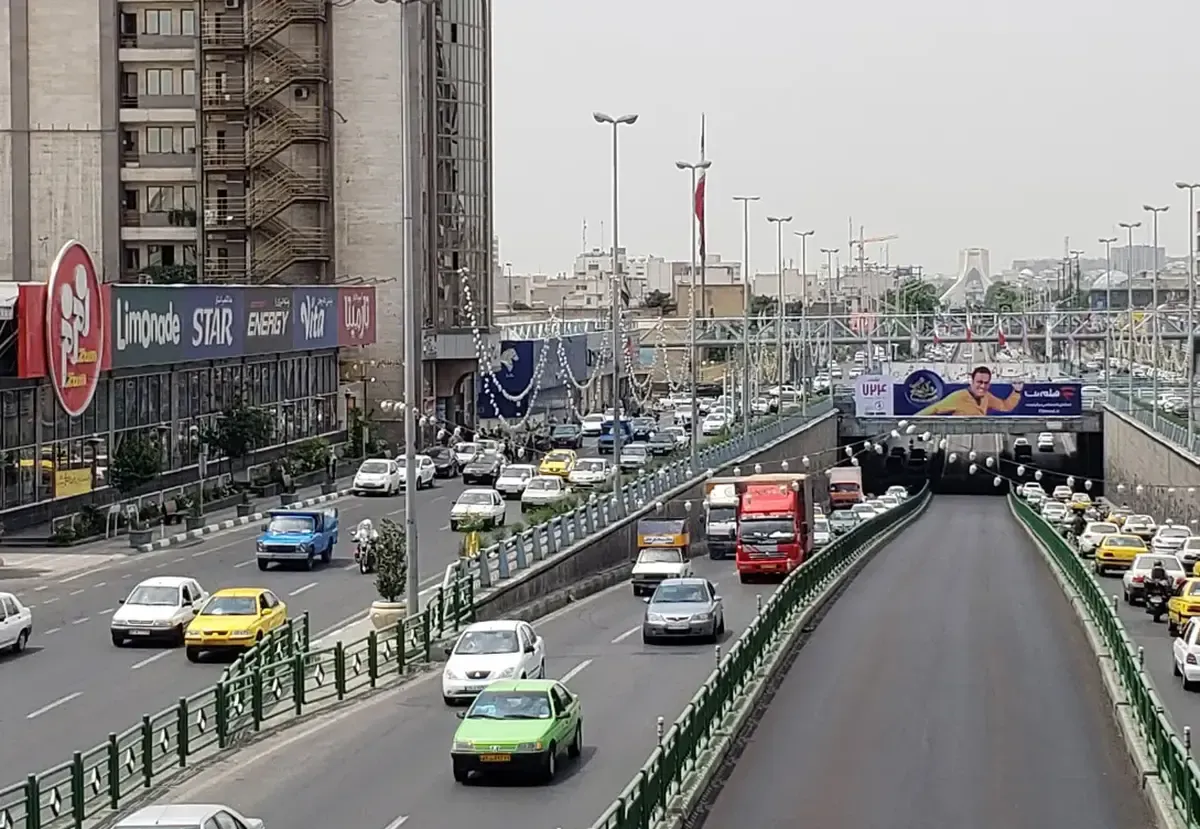 اشتباه عجیب روی بیلبورد نصب شده در خیابان‌های تهران خبرساز شد+ عکس