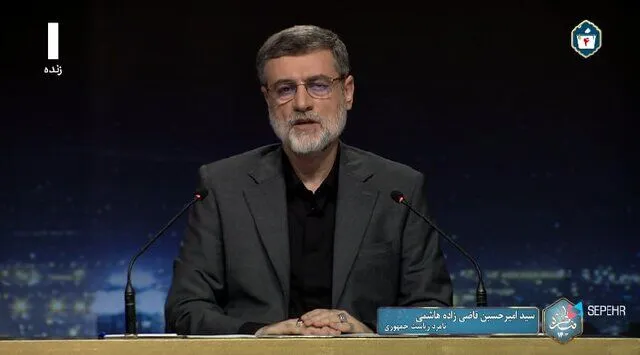 عیدی دادن قاضی زاده هاشمی به حاضران در سالن مناظره