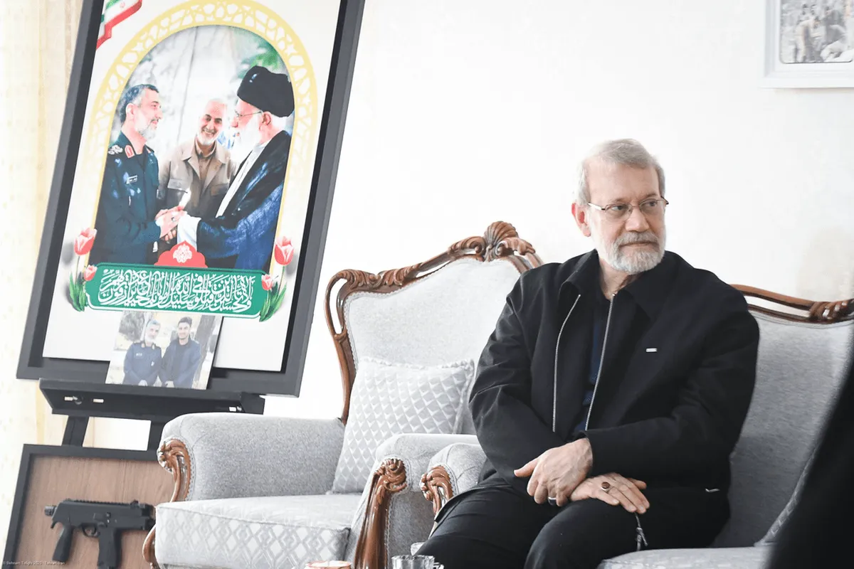 آخرین تصاویر از دیدار علی لاریجانی با خانواده‌ شهیدان حاجی‌زاده و باقری
