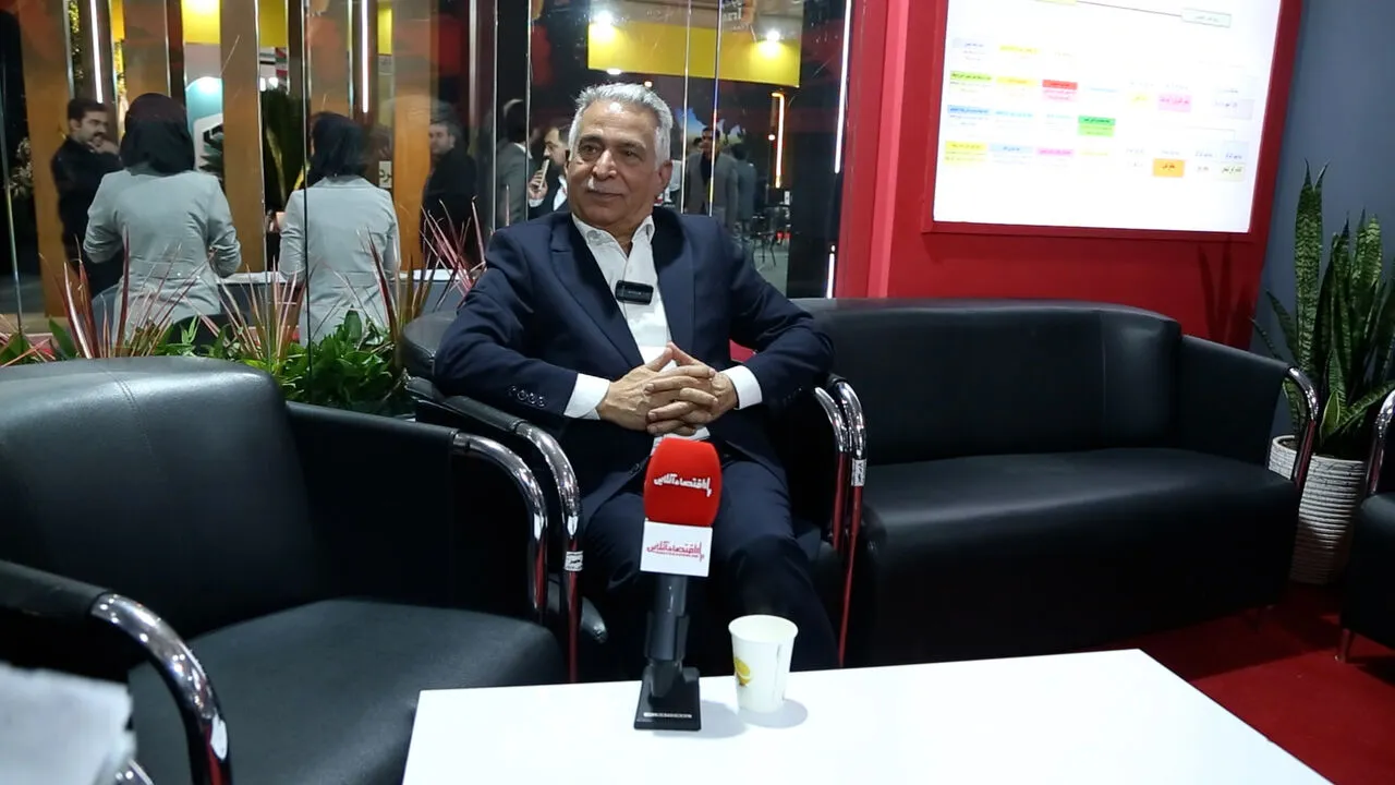 تولید را باید با ارز آزاد انجام دهیم ولی با ارز دولتی از ما می‌خرند
