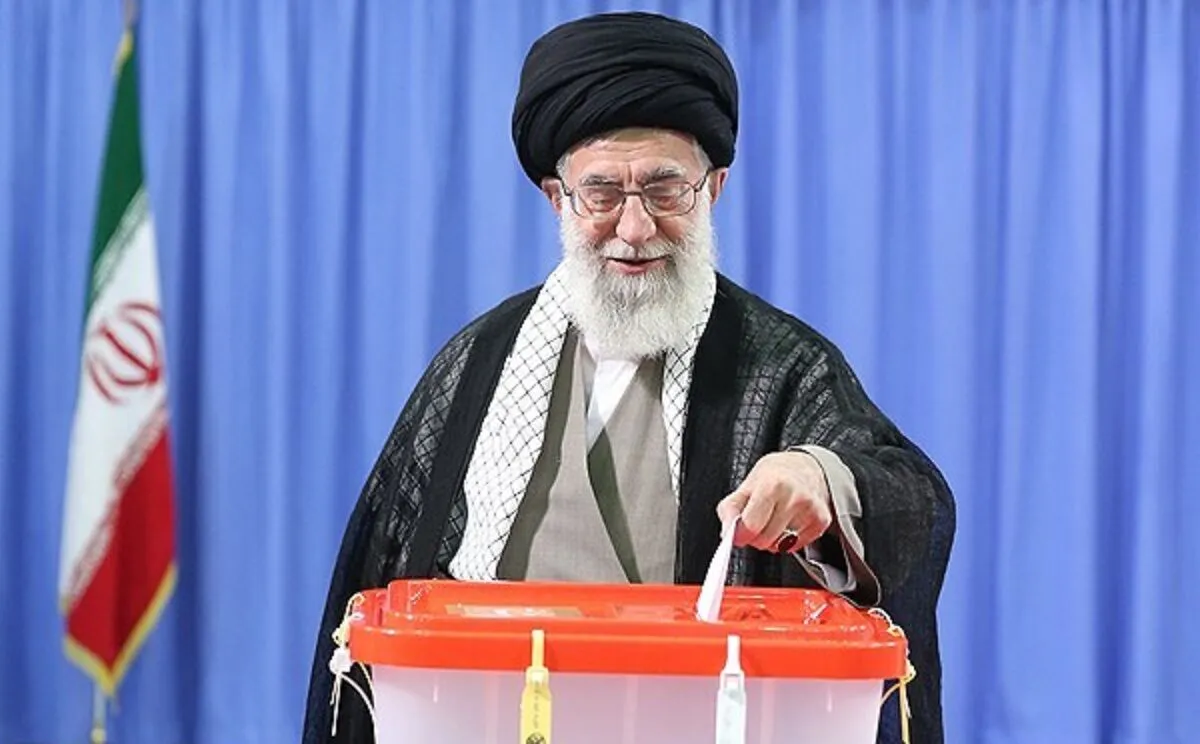 رهبر انقلاب تا دقایقی دیگر برای حضور در دور دوم انتخابات ریاست جمهوری چهاردهم وارد حسینیه امام خمینی(ره) خواهند شد