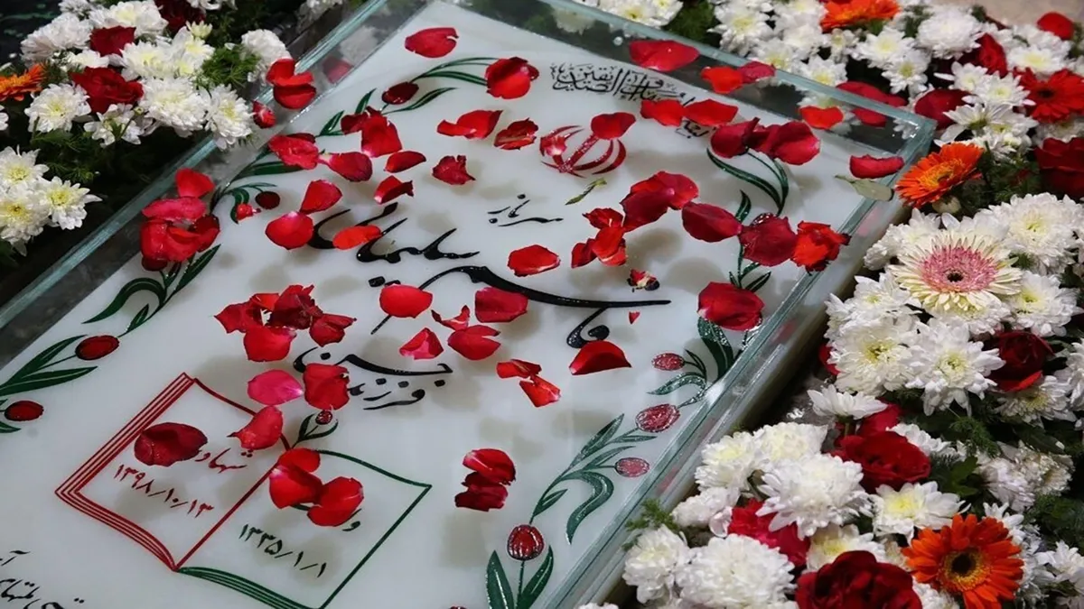 حضور زائران روسی بر سر مزار سردار سلیمانی + عکس