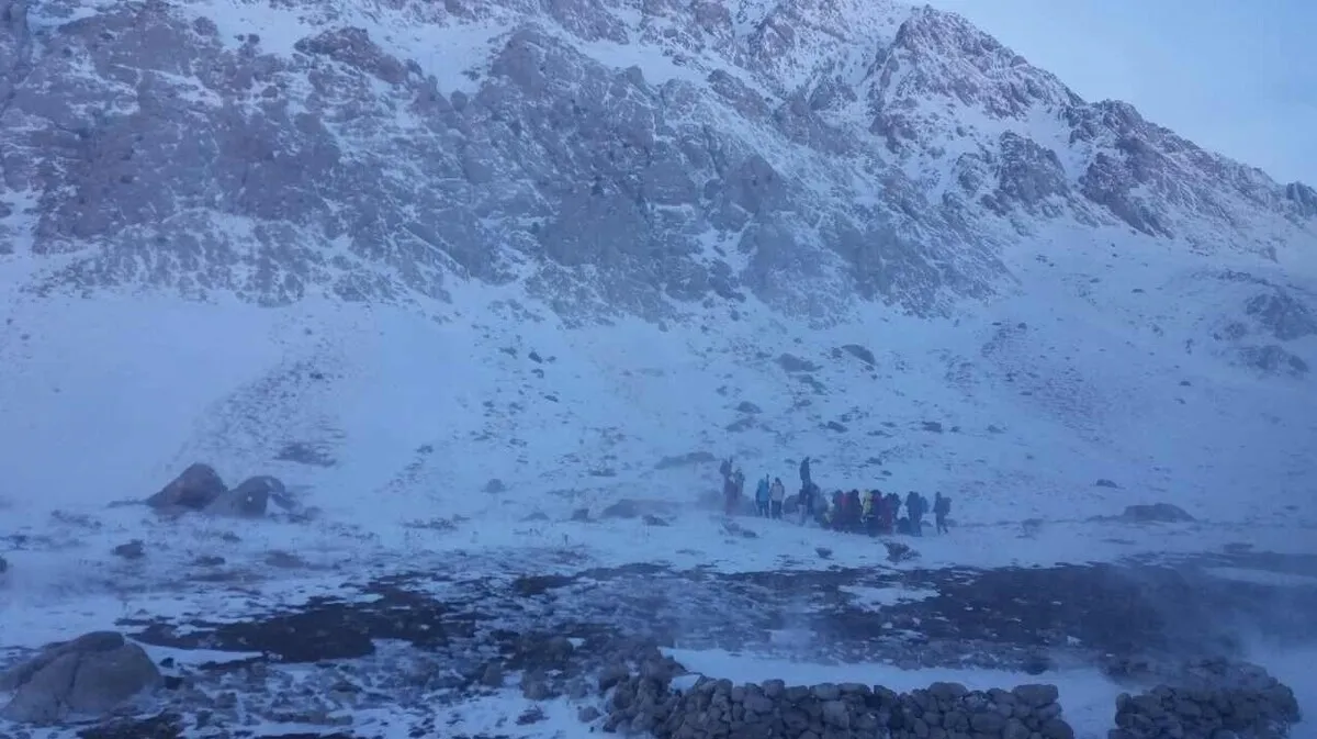 ریزش بهمن جان ۶ کوهنورد را تهدید کرد