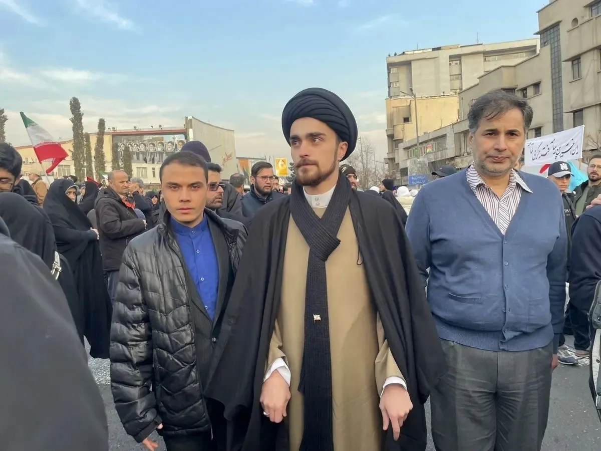 تصویری عجیب از احمد خمینی امشب در میدان انقلاب تهران+ عکس