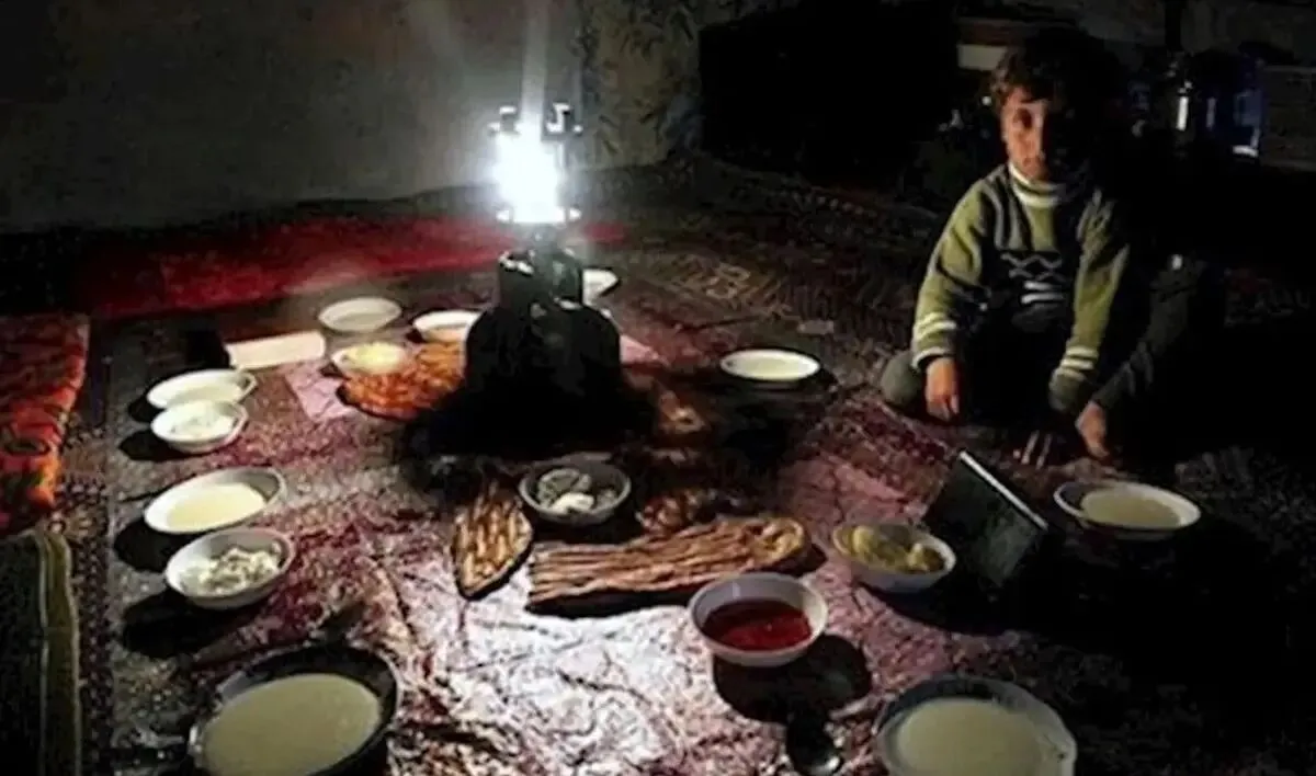 ویدیوی تلخ و تکان‌دهنده مرد ایرانی که از شدت فقر مردار می‌خورد